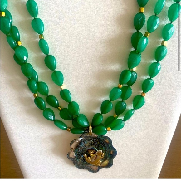 Jewelry - Elegant Green Beaded Necklace with Gold Accents